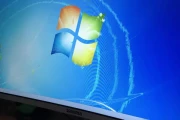 电脑屏幕模糊有拖影如何解决(电脑显示器有拖影是什么原因)